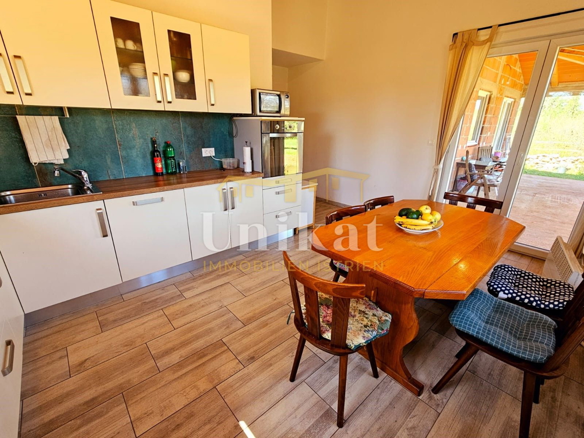 Casa al piano terra senza vicini a 10 km da Poreč - grande giardino